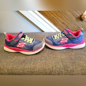 EUC Size 10.5 Toddler Girl's Skechers Running Shoes.